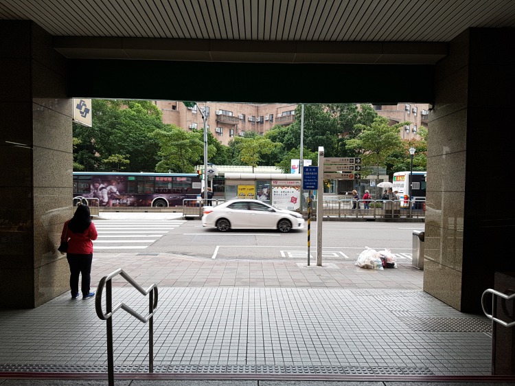 「MRT公館駅」①番出口から出て右へ