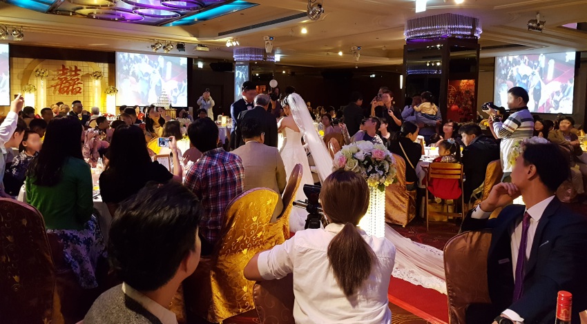 右下のスーツの人は韓国人