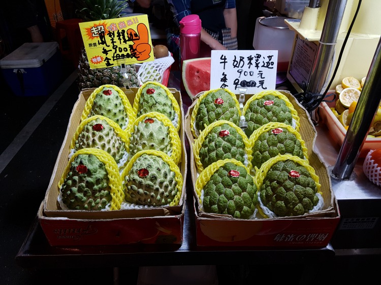 饒河街夜市の屋台(2018.11.21)<br />左:鳳梨釈迦 1000 → 900元<br />右:釈迦 900元 饒河街夜市の屋台(2018.11.21)<br />左:鳳梨釈迦 1000 → 900元<br />右:釈迦 900元