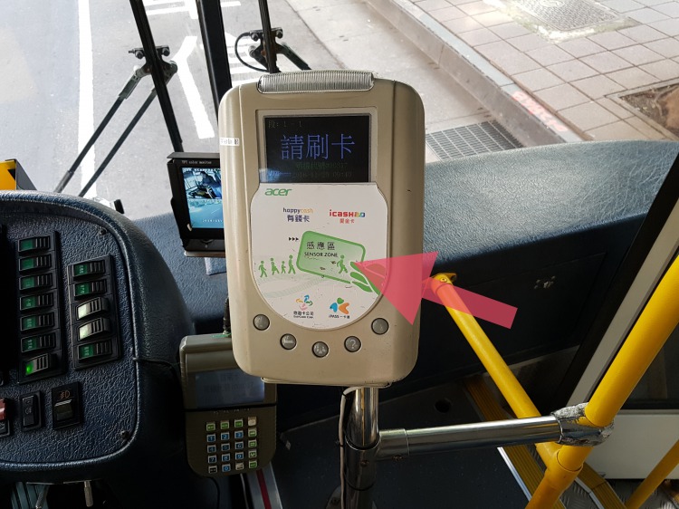 運転席脇のICカードリーダー<br />「感應區(SSENSOR ZONE)」部分にICカードをかざすとピッと音がする 運転席脇のICカードリーダー<br />「感應區(SSENSOR ZONE)」部分にICカードをかざすとピッと音がする