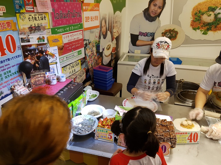 【阿珠雪在焼】九份の新食感台湾風クレープピーナッツ巻きアイスクリーム（花生捲冰淇淋）を食べよう！