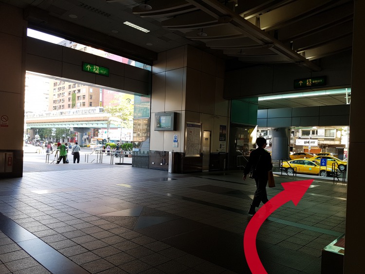 MRT忠孝復興駅②番出口