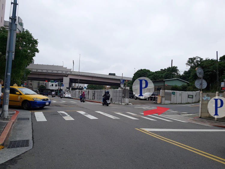 高架近くまで来ると駐車場に挟まれた緩い坂道が見えてくる 高架近くまで来ると駐車場に挟まれた緩い坂道が見えてくる