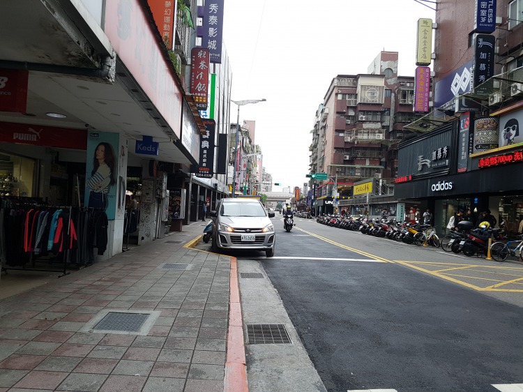 高架近くまで直進する