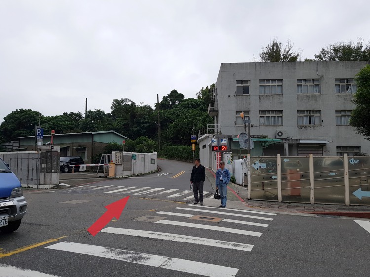 横断歩道を渡りその坂道へ入って行く
