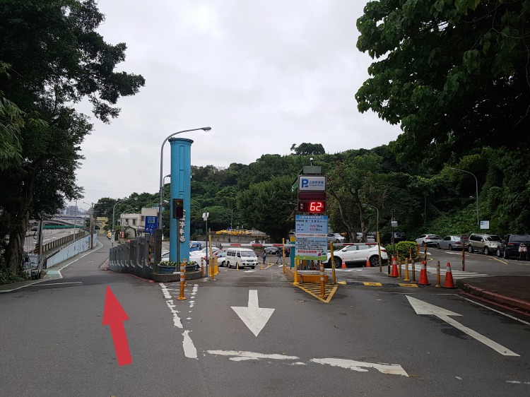 駐車場の左の細い道へ