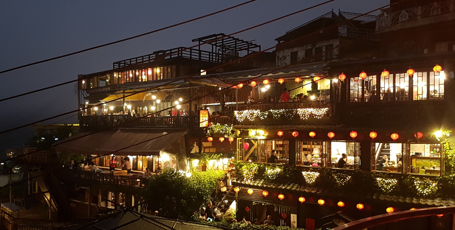 　赤提灯がともる雰囲気ある九份の夜景<br />「阿妹茶樓（阿妹茶酒館）」